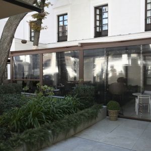 Nian pergola with screens